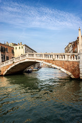 Obraz premium Venice, the Ponte delle Guglie (bridge of the spires - 1580) over the Cannaregio canal of the Venetian lagoon. UNESCO world heritage site, Italy, Europe