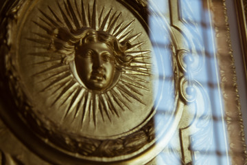 Le Roi soleil. Le symbole du Roi Soleil. Le symbole de Louis XIV. Louis 14. Un détail du château de Versailles. - obrazy, fototapety, plakaty
