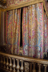 Des rideaux de la Renaissance dans le château de Versailles. Un vieux tissu dans un château. © david