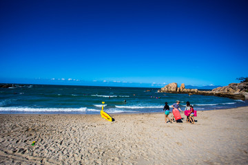 Fototapeta na wymiar Strand mit Menschen und Wellen