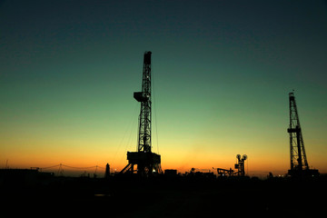 Obraz premium Oil drilling derrick in oilfield
