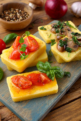 polenta delizioso aperitivo con pomodoro funghi e spezie