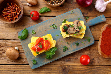 polenta delizioso aperitivo con pomodoro funghi e spezie