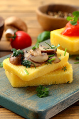 polenta delizioso aperitivo con pomodoro funghi e spezie