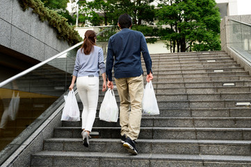 買い物をして家に帰るカップル