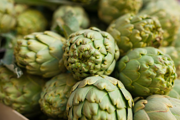 Obraz premium Fresh artichokes on market counter