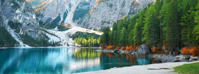 Fototapeten Romantischer Ort mit typisch blauem Kaltwasser am Alpensee im Herbst © Jenny Sturm