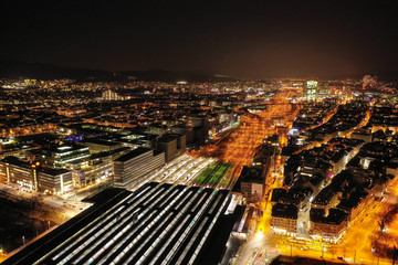 Lichter von Zürich im Dunklen, Luftaufnahme - 296709704