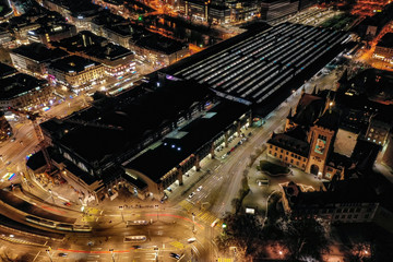 Hauptbahnhof bei Nacht Luftaufnahme.