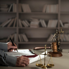 Obraz premium A lawyer working at a desk in a courtroom