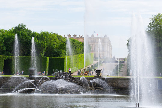 Fontaines et jets d'eau aux jardins de Versailles. Les fontaines du jardin de Versailles. Fontaines des jardins de Verailles