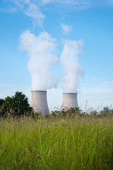 chemin&eacute;e de centrale nucl&eacute;aire avec la pollution et l'&eacute;cologie d'un champ 
