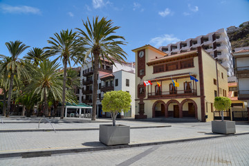 Fototapeta na wymiar Rathaus am Plaza de las Américas in San Sebastian de La Gomera