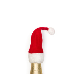 Botella brindis Navidad con gorro de Papa Noel sobre un fondo blanco aislado. Vista superior. Copy space