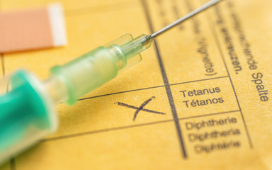 Impfausweis mit Spritze - Tetanus