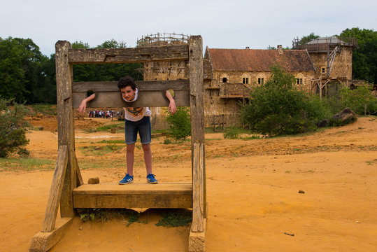 Un enfant dans un carcan. Un gar&ccedil;on au pilori. Torture au Moyen-&acirc;ge. Un condamn&eacute; expos&eacute;. Justice m&eacute;di&eacute;vale.
