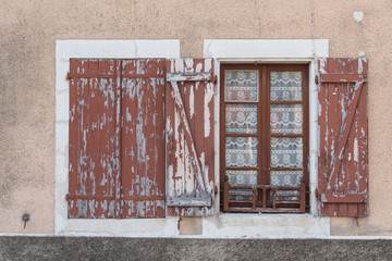 une vieille fenêtre en bois. Des vieux volets en bois abîmés