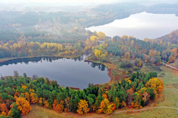 jesienny mglisty poranek na Warmii w północno-wschodniej Polsce