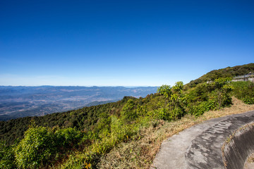 Ausblick auf Tal und Wald