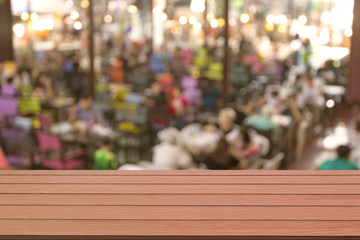 Obraz premium Wooden table with blur restaurant background
