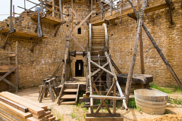 construction d'un château-fort avec une cage à écureuil