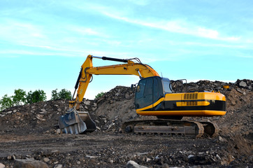 Excavator with crusher bucket for crushing concrete. Construction waste recycling for construction mix. Sifting and grinding bucket for the separation of concrete into fractions of higher quality.