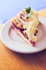 Streuselkuchen mit Sahne