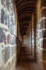 couloir étroit d'un château-fort médiéval et moyen-âge