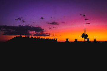 silueta tejados en el atardecer