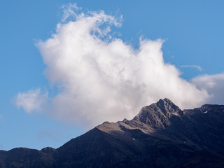 Wolken am Berggipfel