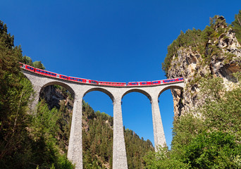 Trein kruising Landwasser Viaduct (Landwasserviadukt), Graubunden, Zwitserland.