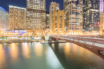 Fototapeta premium Picturesque riverside Chicago skylines at blue hour along Dearborn Street