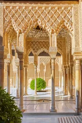 Berühmter Innenhof in der Alhambra mit Löwenhof. (Granada, Spanien) © Composer