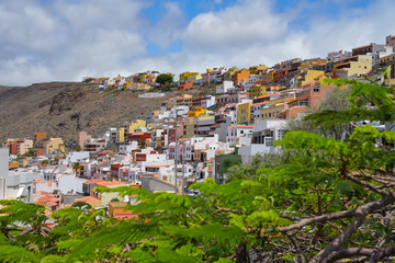 Naklejka premium bunte Häuser an Berghang in San Sebastian / La Gomera