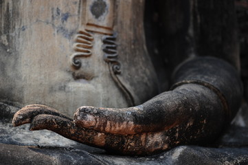 Dettaglio sulla mano del Buddha in pietra, scultura, arte sacra in Thailandia, Ayutthaya