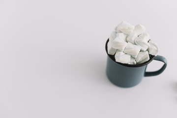 Fototapeta na wymiar Blue cup with marshmallows