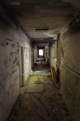 un vieux couloir abandonné 