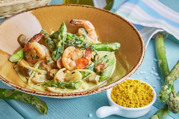 Warm salad with shrimp and asparagus pods