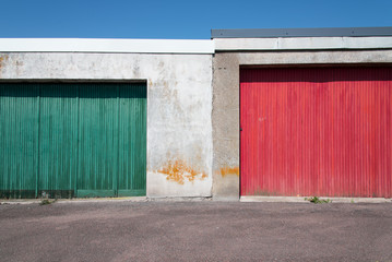 une porte verte et une porte rouge de vieux garages