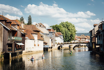 Ornans vieille ville du Doubs en France avec une rivière  La Loue