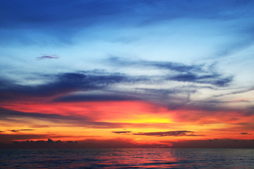 Naklejka na ściany i meble Beautiful sky with sunset at the sea