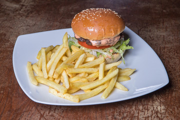 fast, meat, grilled, unhealthy, sandwich, lettuce, meal, bbq, food, burger, tasty, american, beef, cheeseburger, hamburger, snack, steak, barbecue, gourmet, onion, homemade, tomato, bun, wooden, chees