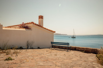 Widok na morze z ławka i żaglówką Grecja Lesvos © Piotr