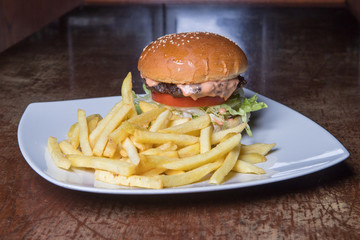 fast, meat, grilled, unhealthy, sandwich, lettuce, meal, bbq, food, burger, tasty, american, beef, cheeseburger, hamburger, snack, steak, barbecue, gourmet, onion, homemade, tomato, bun, wooden, chees