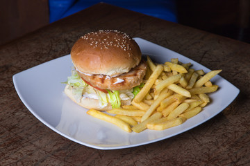 fast, meat, grilled, unhealthy, sandwich, lettuce, meal, bbq, food, burger, tasty, american, beef, cheeseburger, hamburger, snack, steak, barbecue, gourmet, onion, homemade, tomato, bun, wooden, chees