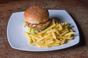 fast, meat, grilled, unhealthy, sandwich, lettuce, meal, bbq, food, burger, tasty, american, beef, cheeseburger, hamburger, snack, steak, barbecue, gourmet, onion, homemade, tomato, bun, wooden, chees