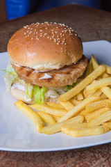 fast, meat, grilled, unhealthy, sandwich, lettuce, meal, bbq, food, burger, tasty, american, beef, cheeseburger, hamburger, snack, steak, barbecue, gourmet, onion, homemade, tomato, bun, wooden, chees