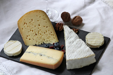 Plateau de fromages : morbier, bethmale, cabécous, brie de meaux
