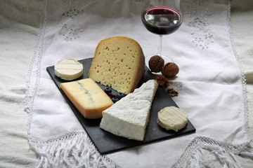 Plateau de fromages : morbier, bethmale, cabécous, brie de meaux