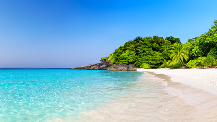 Fototapeta na wymiar Beautiful beach and blue sky in Similan islands.